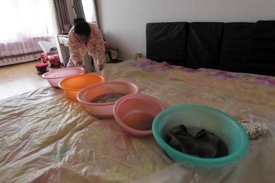 蒲江楼上漏水，住户失联，小区没物管，业主维权难！律师来支招……